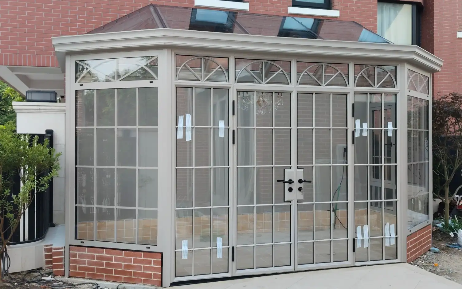 French Sunroom — Arch Grilles & Warm Brick Harmonies in a Romantic Courtyard